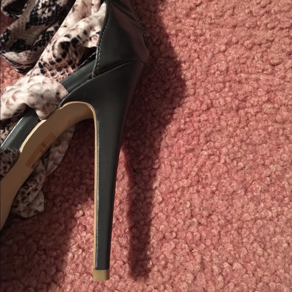 ๐2xHP๐Victoria Secret Heels - Picture 3 of 4